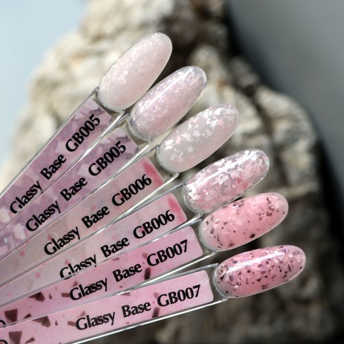 Komilfo Glassy Base GB005 (pale pink with flakes), 8 ml